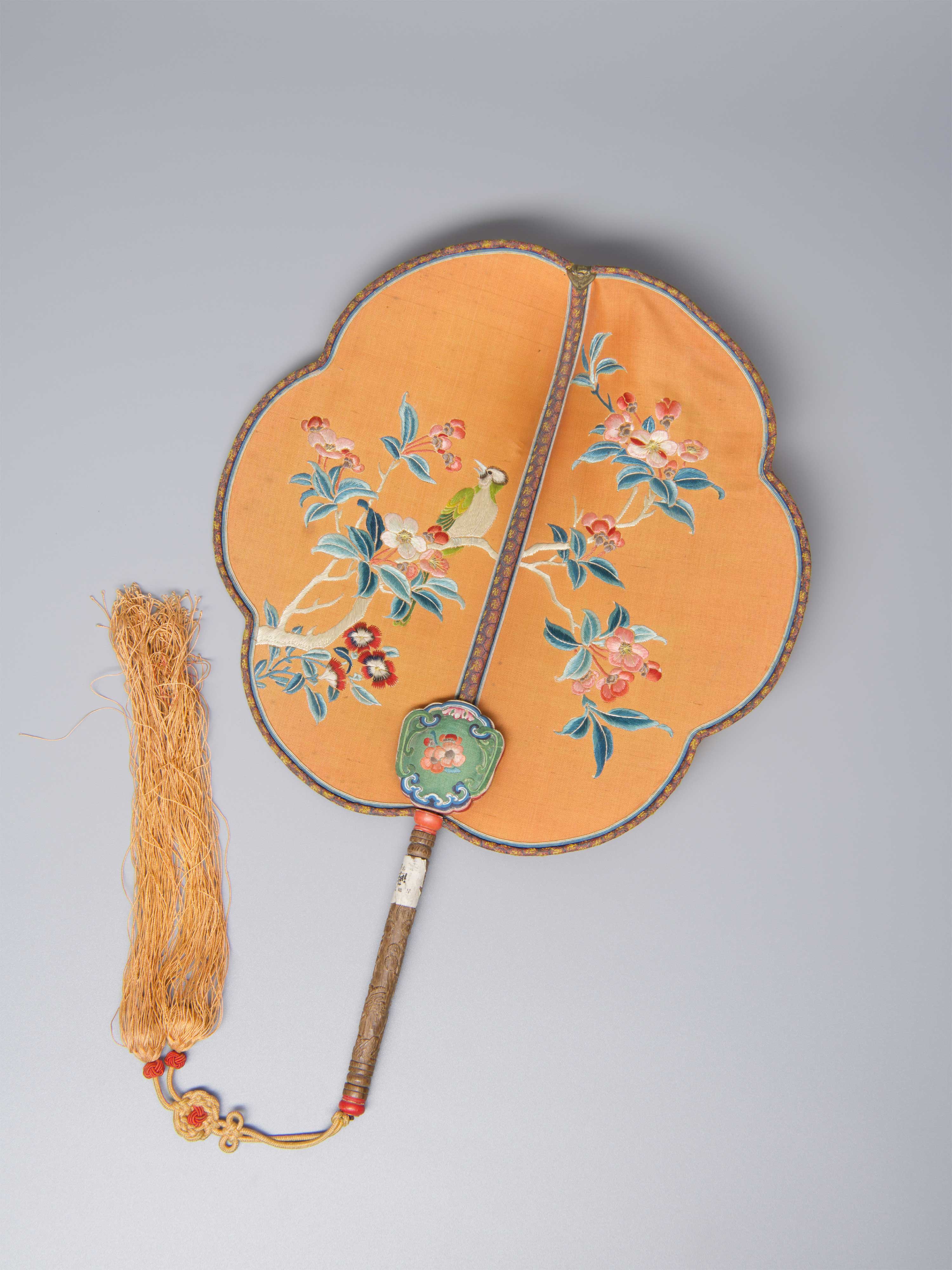 黄色绸绣海棠花鸟图鸂鶒木柄团扇