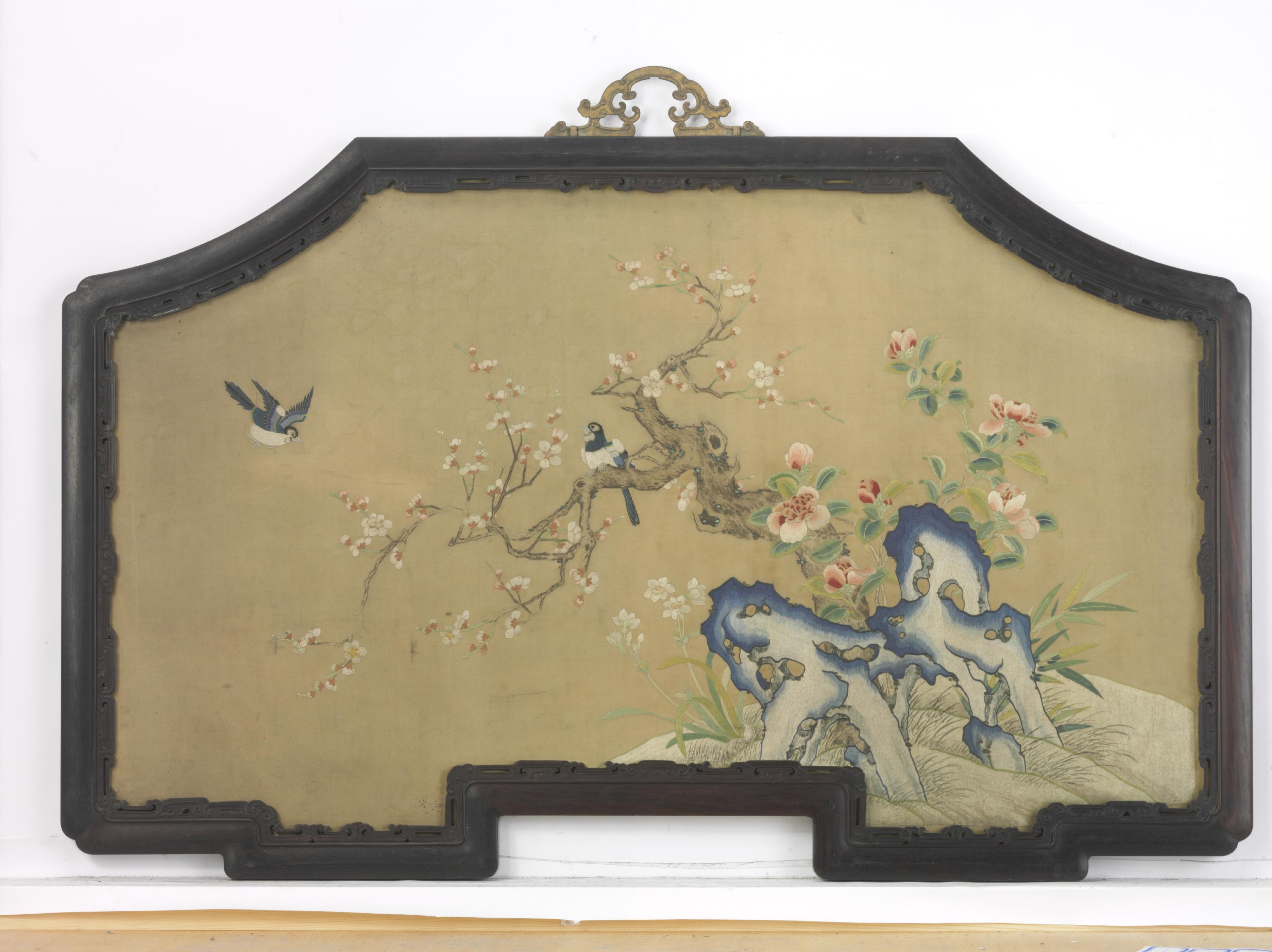 紫檀木边框绣花鸟图挂屏